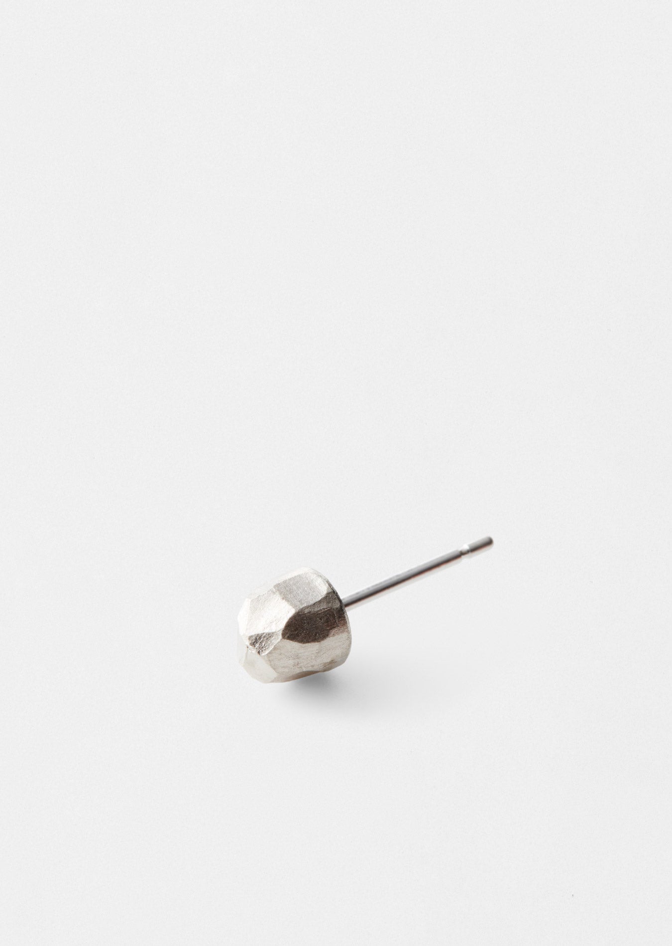 イスラム　マヌスクリプト・フラグメント？ allllright - FRAGMENT 4.5mm EARRINGMATTE SILVER – directorscode.com