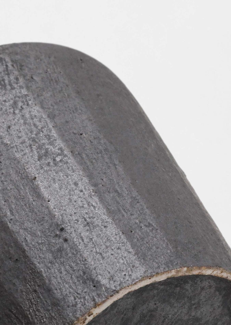 ANALOGEYES - しのぎ黒灰釉手付カップ - 田代倫章 – directorscode.com